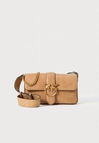 Mala em camurça bege com design estruturado, ferragens douradas em forma de pássaro e alça de corrente ajustável. Apresenta fecho de botão e tachas decorativas.