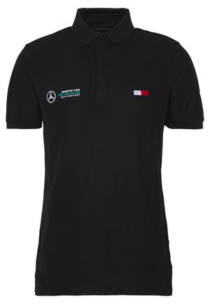 Czarna koszulka polo z krótkim rękawem z logo Mercedes AMG Petronas Motorsport na lewej piersi oraz małą czerwoną, białą i niebieską flagą Tommy Hilfiger na prawej piersi.