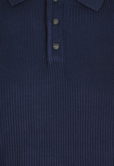 Polo shirt a costine in blu navy con colletto e tre bottoni. Presenta un tessuto testurizzato e righe verticali per un tocco di dettaglio in più.