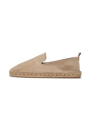 Beige suédé espadrilky s kulatou špičkou, tkanou juteovou podešví a postranním otvorem. Obsahuje prošívaný šev a pásek na patě pro snadné obutí.
