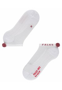 Białe skarpetki do kostek z teksturowanym wzorem, z nadrukowanym na czerwono litern "R" oraz nazwą marki "FALKE". Czerwone pompony na obu piętach.