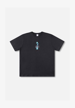 Sort T-shirt med korte ærmer med en blå rose og teksten "ACTIVE" og "RIVIERA PROJECTS" centreret på brystet.