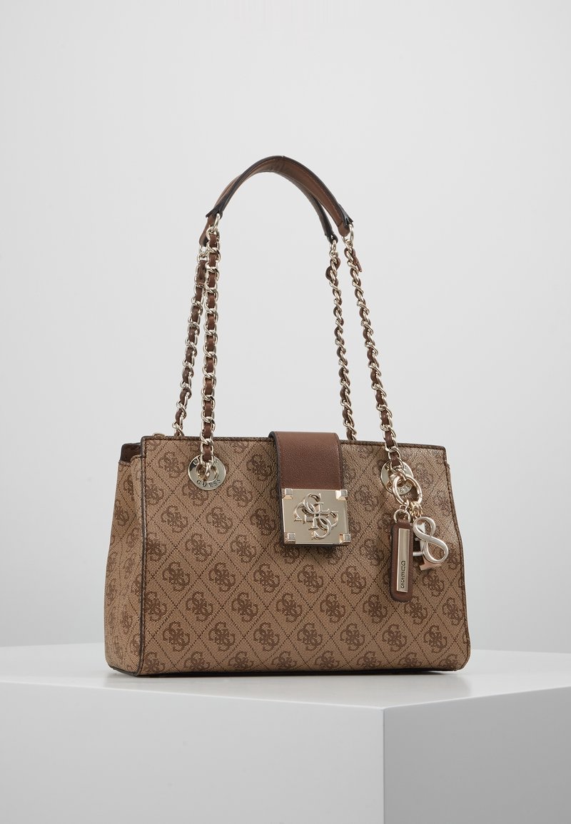 Sac à main à motif marron avec une chaîne et une bandoulière en cuir, quincaillerie dorée et une plaque logo à l'avant. Comprend un détail de porte-clés décoratif.