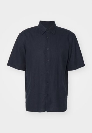 Camisa de botón de manga corta en color marino, confeccionada en una tela ligera, con cuello y cierre frontal de botones, de corte relajado y sin patrones visibles.