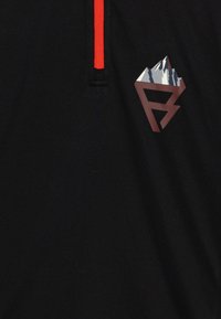 Schwarzes Sportshirt mit einem halb integrierten Reißverschluss, roten Reißverschlussdetails und einem braunen und weißen Berglogo auf der Brust. Sanfte Stofftextur.