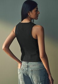Next Vesta - black
