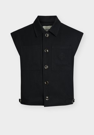 Veste noire sans manches avec col, cinq boutons à l'avant, deux poches poitrine et boucles latérales réglables.