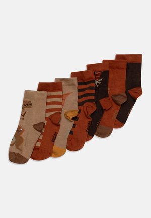 Pacote de oito pares de meias em tons de castanho e ferrugem. Apresenta padrões às riscas e um design de dinossauro em um dos pares. Material em mistura de algodão.