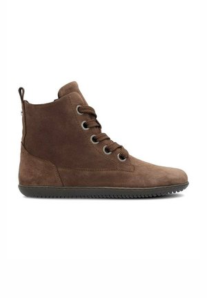 Sneaker alta in camoscio marrone con sei paia di occhielli metallici, suola in gomma con texture e linguetta al tallone, mostrata di profilo laterale.