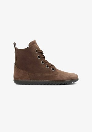 Sneaker alta in camoscio marrone con sei paia di occhielli metallici, suola in gomma con texture e linguetta al tallone, mostrata di profilo laterale.
