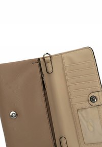 Beige Leder Geldbörse, die geöffnet ist und mehrere Kartenfächer, ein transparentes ID-Fenster, ein Reißverschlussfach und einen Druckknopfverschluss zeigt.