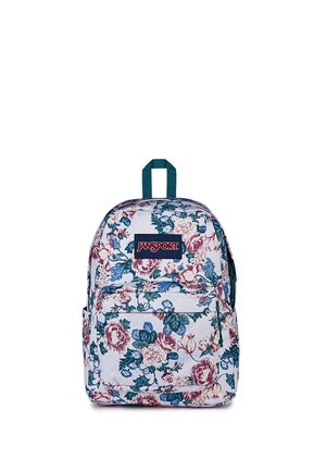 Hvid JanSport rygsæk med blå og bordeaux blomsterprint og grøn topstrop, foran lynlåslomme og hovedrum med lynlås.