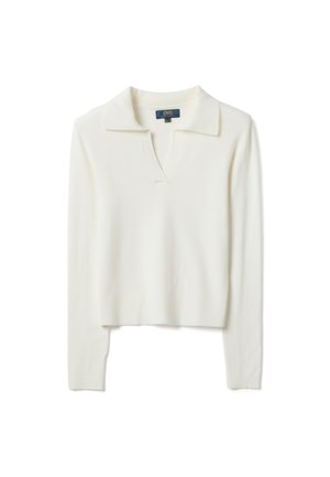 Jersey de punto blanco de manga larga con cuello y abertura en forma de V, etiqueta de marca visible en el cuello, colocado plano sobre un fondo blanco.