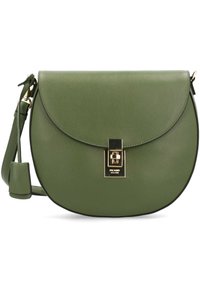 Grüne Leder-Crossbody-Tasche mit runder Form, ausgestattet mit einem goldfarbenen Verschluss, schwarzer Borte und einem verstellbaren Träger.
