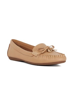Beige leren moccasin flats met gestikt detail en een strikaccent. Zachte textuur, laag profiel ontwerp en flexibele rubberen zool.
