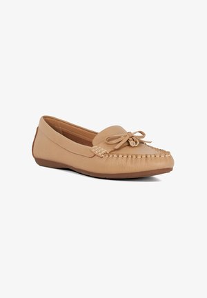Beige leren moccasin flats met gestikt detail en een strikaccent. Zachte textuur, laag profiel ontwerp en flexibele rubberen zool.
