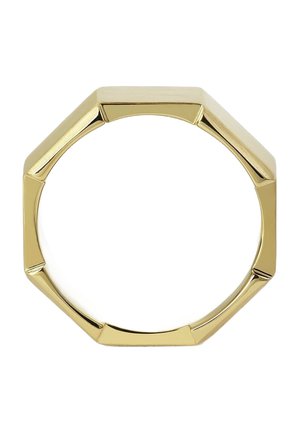Gulddiamant ring i oktagonal form med en glat, poleret overflade og flade kanter, der har skiftende facetter for et geometrisk design.