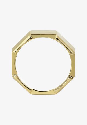 Gulddiamant ring i oktagonal form med en glat, poleret overflade og flade kanter, der har skiftende facetter for et geometrisk design.