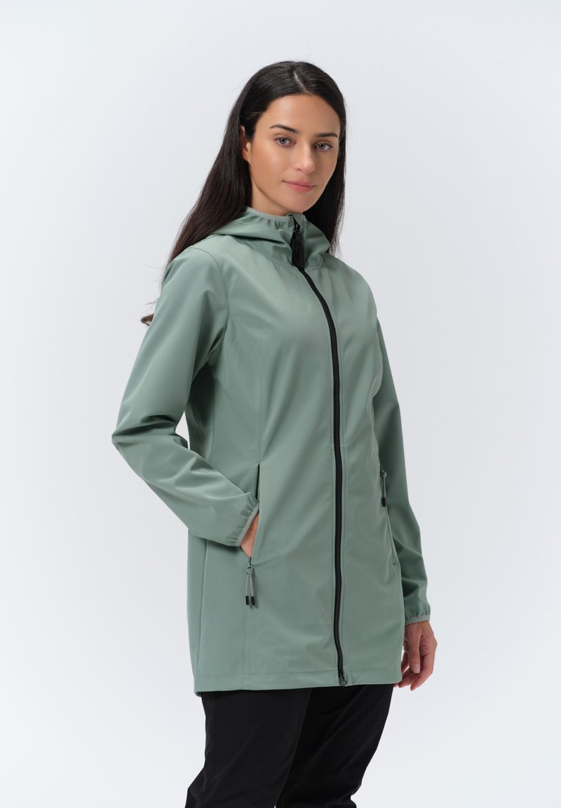 Giacca impermeabile verde chiaro con cappuccio, zip completa e tasche laterali. Presenta polsini elastici e orlo regolabile per una vestibilità sicura.