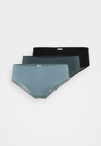 Drie paar damesondergoed in een kleurenpalet van mintgroen, donkergroen en zwart, met kanten afwerking langs de taillebanden.