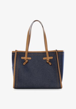 Borsa tote in denim con dettagli in pelle color cuoio, forma rettangolare, doppi manici, cuciture visibili e dettagli decorativi a nodo sul davanti.