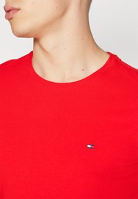 Tommy Hilfiger STRETCH SLIM FIT TEE - Jednoduché tričko - fierce red