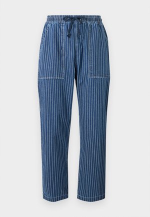 Pantaloni di denim blu con coulisse, righe bianche verticali sottili e grandi tasche applicate frontali, mostrati contro uno sfondo semplice.