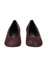 Zapatos planos de ante burdeos con bordes ondulados, diseño de puntera puntiaguda, parte superior texturizada y un detalle de plantilla negra. Tacón plano para un uso estable.