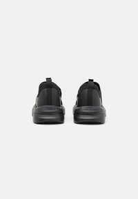Scarpe sportive nere con un design elegante, caratterizzate da una tomaia in mesh testurizzato, un retro imbottito e una suola in gomma spessa per un supporto ottimale.