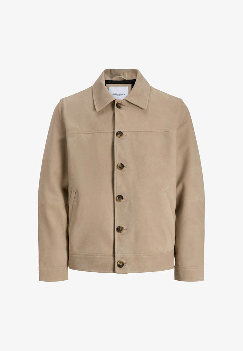 Beige Wildlederjacke mit Kragen, sechs Knöpfen zum Schließen und Seitentaschen. Verfügt über eine glatte Textur und ein minimalistisches Design.