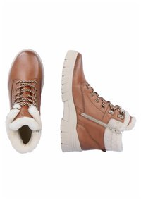 Botas de tobillo de cuero marrón con forro de piel blanca, superficie texturizada, cordones en blanco y negro, y una cremallera lateral. Suela de goma gruesa con estrías.