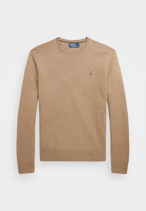 Suéter beige con cuello redondo, mangas largas, puños y dobladillo acanalados, y pequeño logo bordado de Ralph Lauren en el pecho izquierdo.