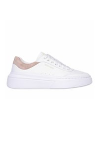 Białe sneakersy z teksturowanym różowym zamszowym akcentem na pięcie, z płaskimi sznurowadłami, grubą podeszwą i złotym logo "SKECHERS".