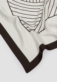 Jedwabny szalik z białym tłem, odważnymi czarnymi paskami i kontrastującą ciemną ramką; gładka tekstura o lekko połyskującym wykończeniu.