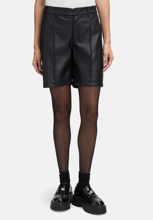 Schwarze Lederhosen mit tailliertem Schnitt, hohen Bund, vordere Falten und dezenten Seitentaschen. Glänzende Textur und klare Linien.