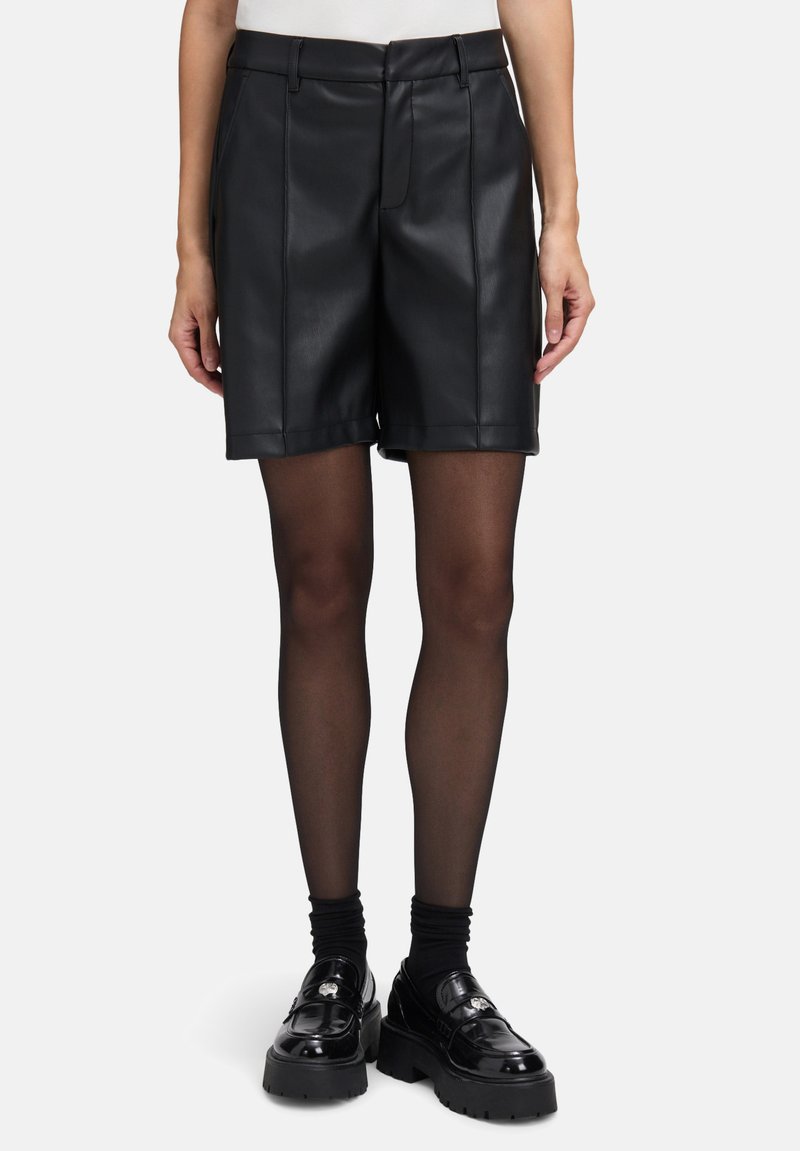 Zwarte leren shorts met een op maat gemaakte pasvorm, voorzien van een hoge taille, plooien aan de voorkant en discrete zijzakken. Glanzende textuur en strakke lijnen.