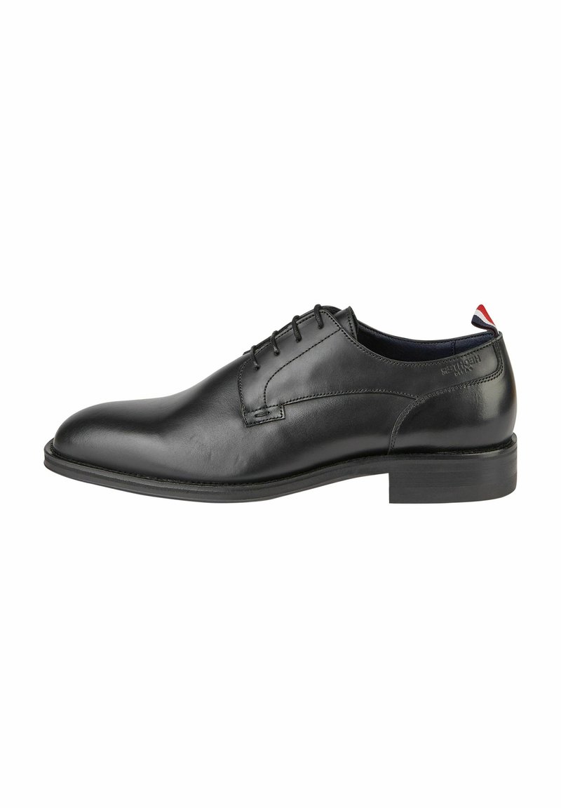 Schwarze Leder-Schnürschuhe mit glatter Oberfläche, eleganter, runder Zehenform, fünf Ösen und minimalistischem Design. Gummisohle mit niedrigem Absatz.