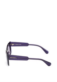Ochelari de soare violeți cu o ramă rectangulară, având un finisaj lucios și brațe elegante. Logo-ul "MAX&Co." este afișat pe lateral.