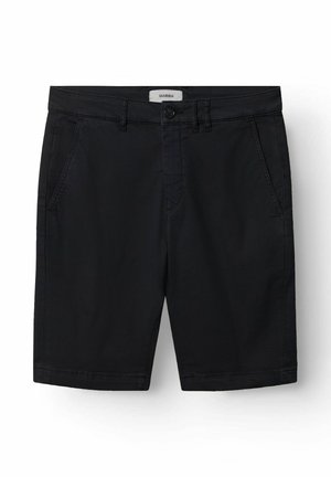 Schwarze Herren-Shorts mit Vordertaschen, Knopfverschluss, Gürtelschlaufen und einem Etikett am Bund vor weißem Hintergrund.
