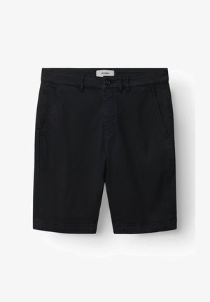 Meeste mustad lühikesed püksid esitaskutega, nööpidega kinnitatav, vööaasadega ja vöökohal sildiga, valgel taustal.