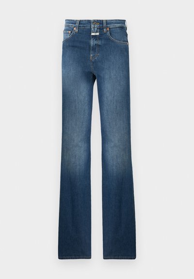 Jeans de mezclilla azul oscuro con un diseño de pierna recta, cinco bolsillos y cierre de botón. Los acentos descoloridos en los muslos realzan la textura.