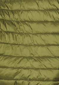 Olivi vihreä puhvijakku, jonka kangas on sileä, ja jossa on vaakasuoria ompeleita sekä hienoinen kiilto.