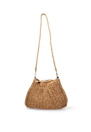 Bolso de hombro tejido en marrón claro con asa trenzada y forma redondeada, con un marco metálico de tono dorado en la parte superior.