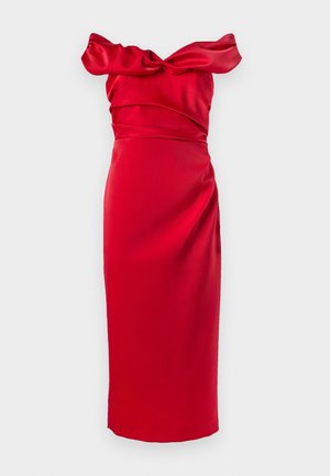 Robe en satin rouge avec des épaules dénudées, corsage froncé avec un détail en nœud, taille cintrée et jupe droite pour une silhouette élancée.