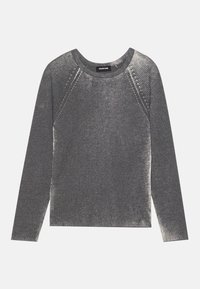 Grau geripptes Langarmoberteil mit Rundhalsausschnitt und Raglanärmeln, das eine subtile Textur und ein körperbetontes Design bietet.