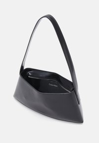 Calvin Klein REFINED SCULPT BAG SHINY - Bolso de mano - black