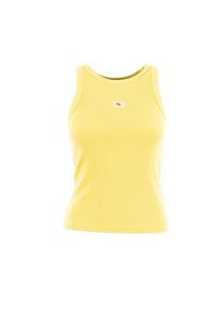 Camiseta sin mangas amarilla con un escote redondo y una pequeña etiqueta con logo en el centro. Silueta ajustada con una tela suave y elástica.