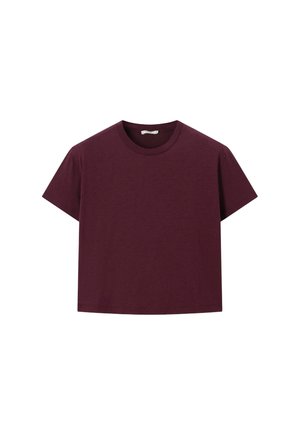 Donker bordeauxrode katoenen T-shirt met korte mouwen, ronde hals en rechte zoom, weergegeven op een witte achtergrond.