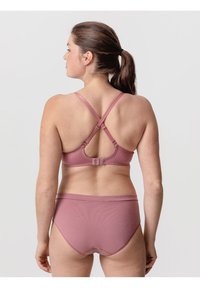 Roze stoffen bh en bijpassende hooggerimpelde slip. De bh heeft kruislings gesneden banden en een haaksluiting op de rug. Soepele textuur.