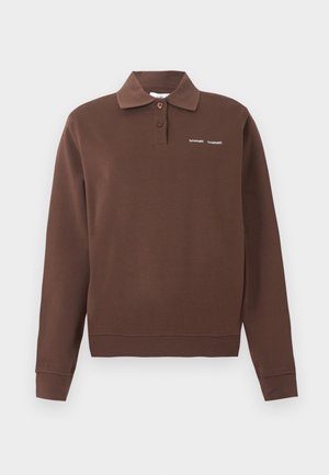 Polo marron à manches longues avec deux boutons et petit logo blanc sur la poitrine gauche, sur un fond clair.